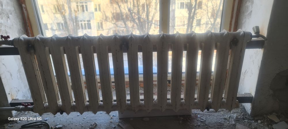 Окно витражное. Батарея чугунная