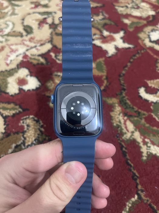 Apple Watch Series 7 (45 мм).