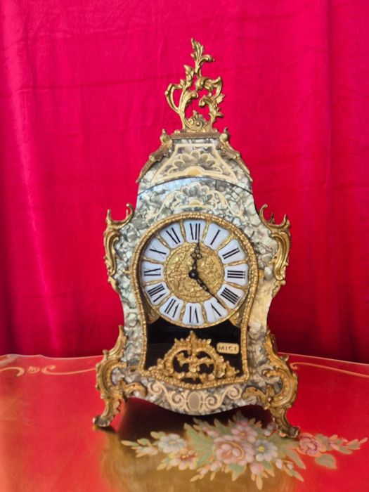 Ceas de masă cu intarsii