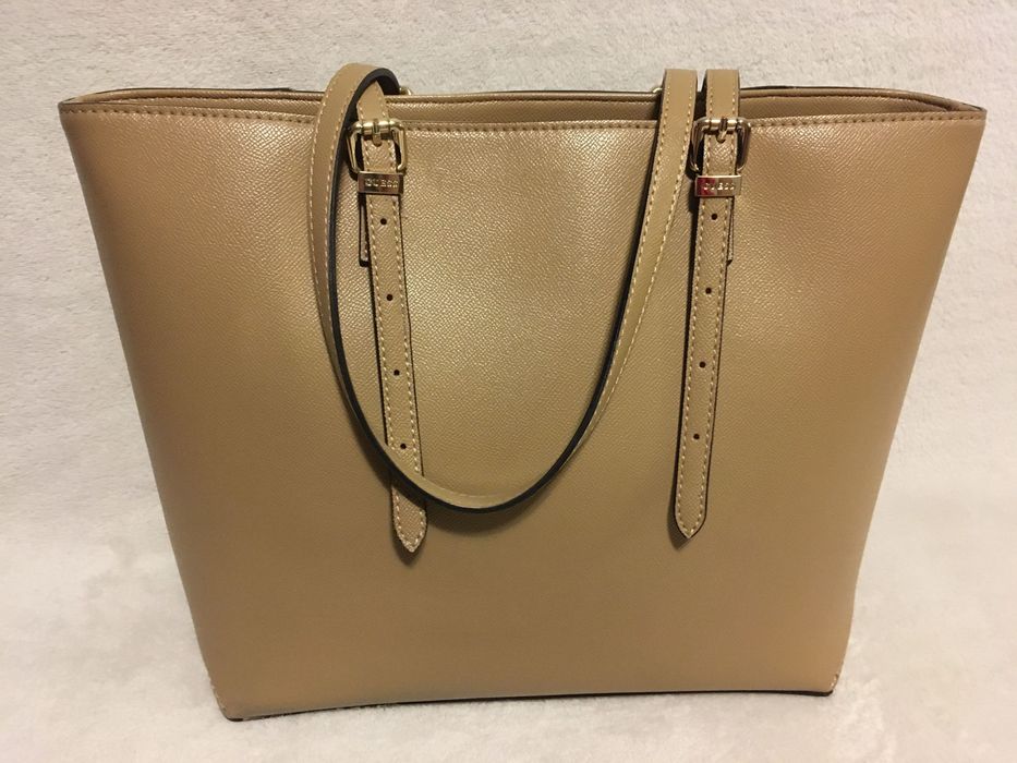 Оригинална дамска бежова чанта Guess