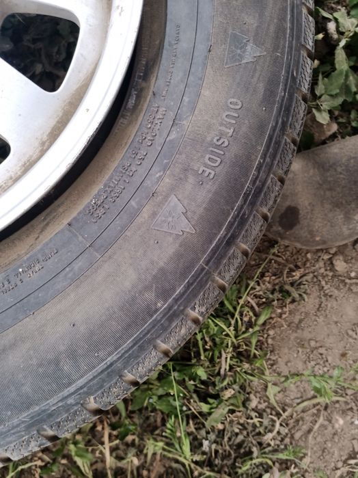 Cauciucuri.Tinute intr o încăpere (camera)