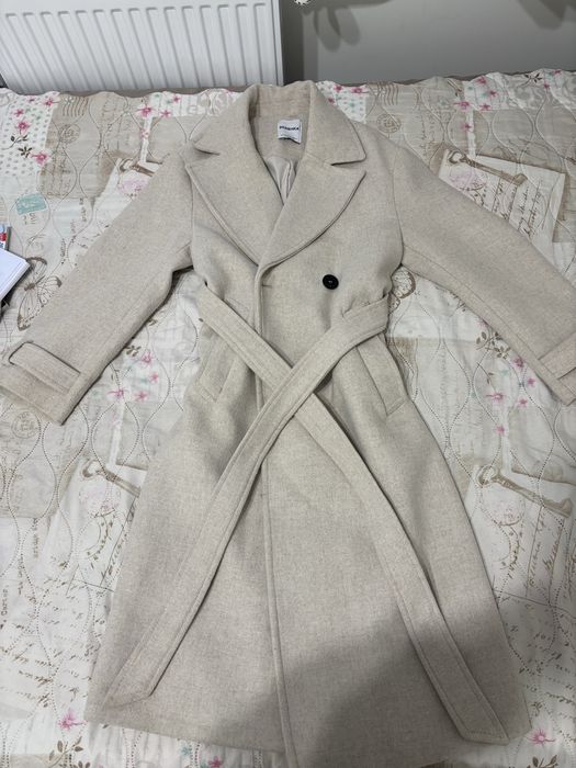 Бежово палто Bershka