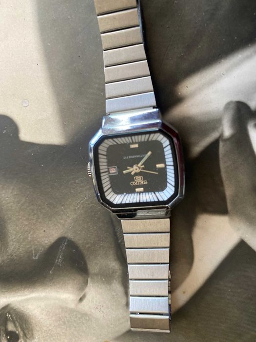 ceas Seiko 5 dama, cu cadran negru și carcasă pătrată ,antimagnetic.