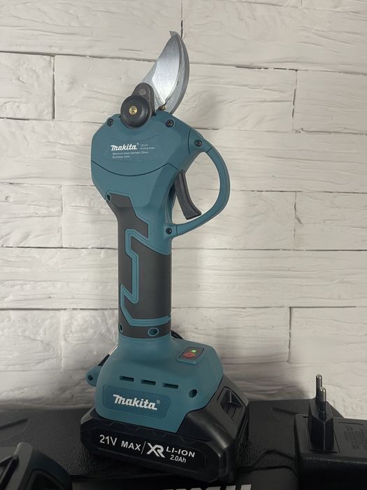 Аккумуляторный секатор