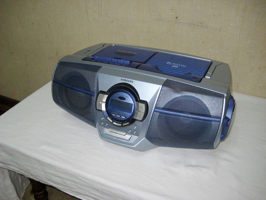Магнитофон SAMSUNGчитает касеты,AUX,радио толка нету звук атак рабочий