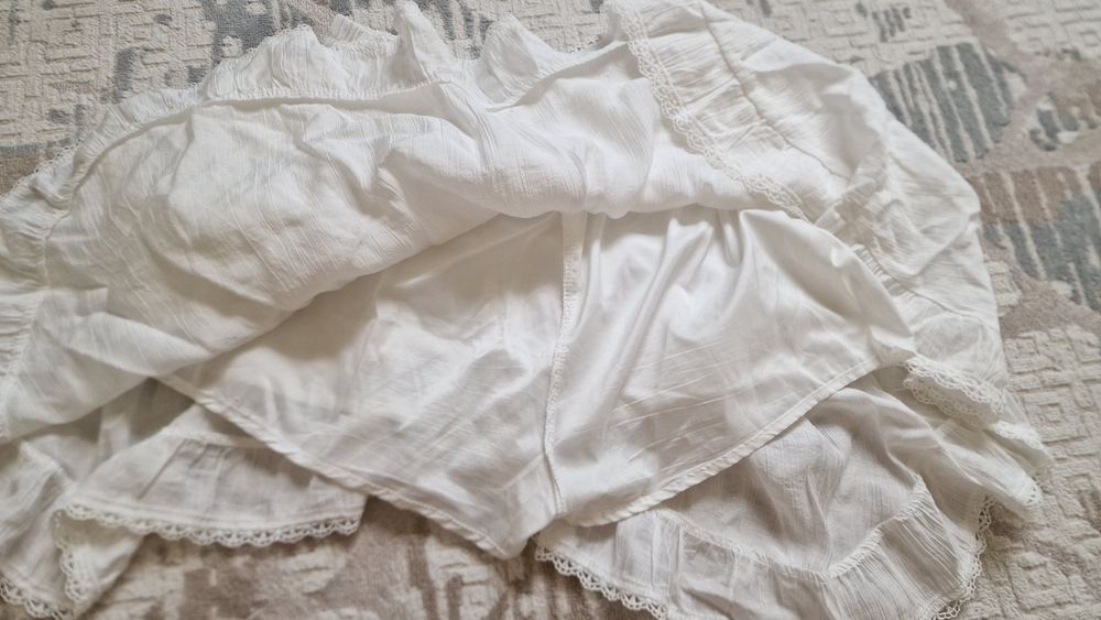 Шорты с рюшами, белые