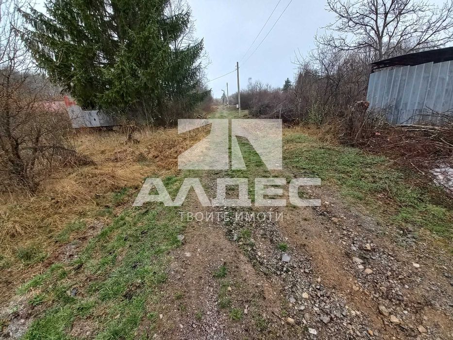 Продава се двуетажна масивна къща с двор в сл. Планиница!