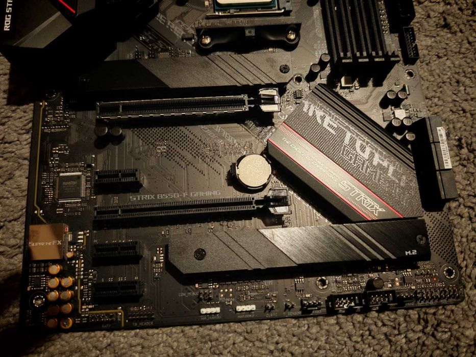 ASUS ROG STRIX B550-F GAMING + RYZEN 7 5800X 8-Core (4.7 GHz ) AM4