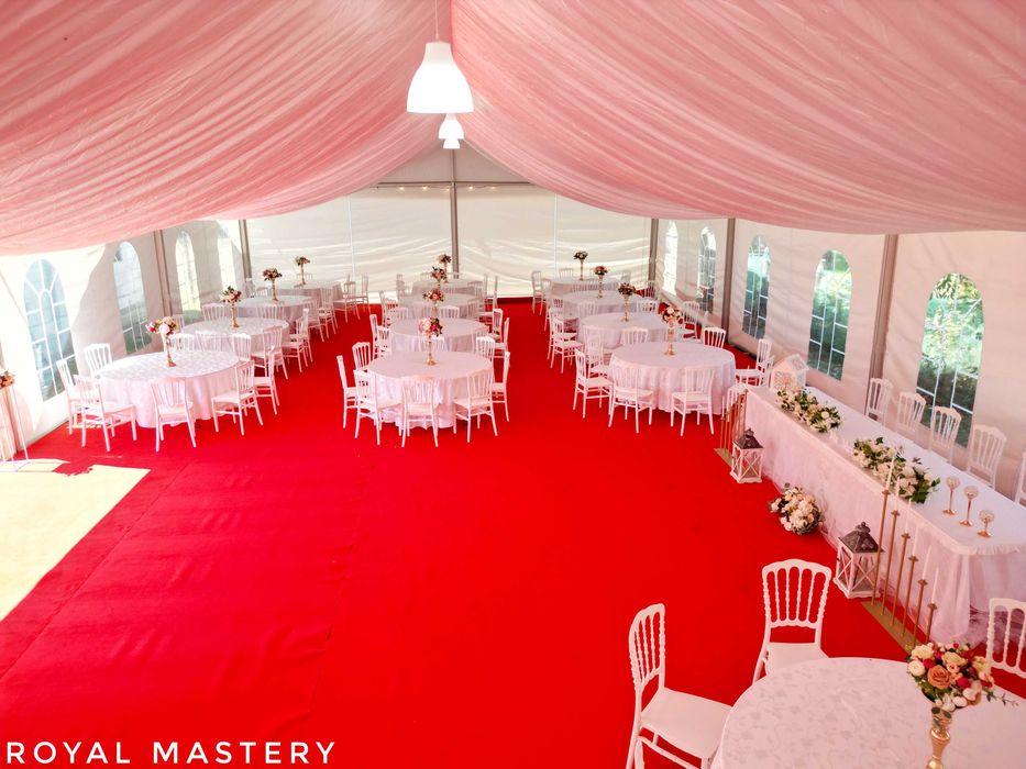 Corturi, Mese, Scaune și Decorațiuni pentru închiriat.