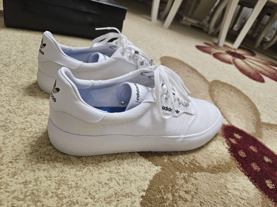 Кроссовки адидас белые