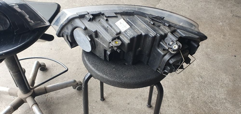 Far stânga și dreapta față Volkswagen Polo An 2012