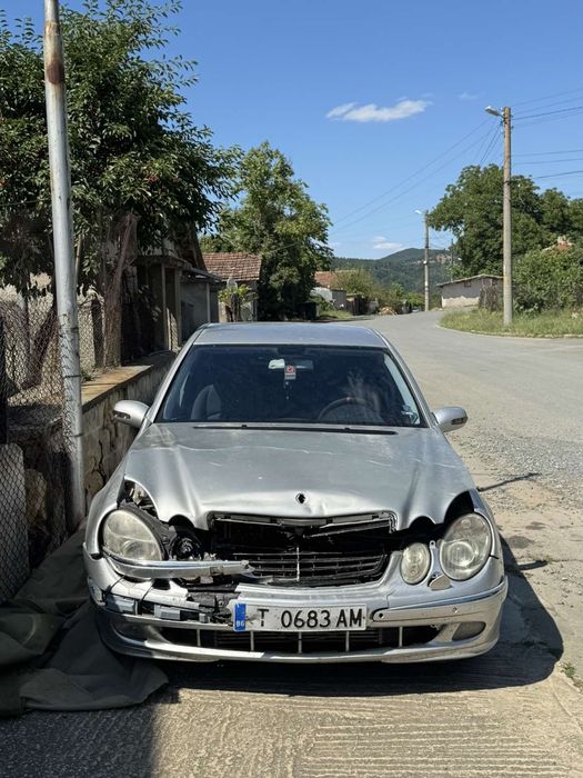 Продавам Мерцедес Е270