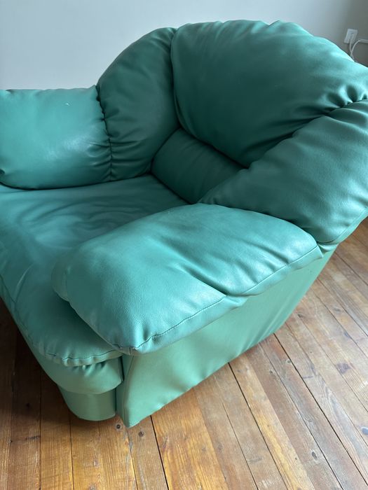 Зелени кожени дивани
