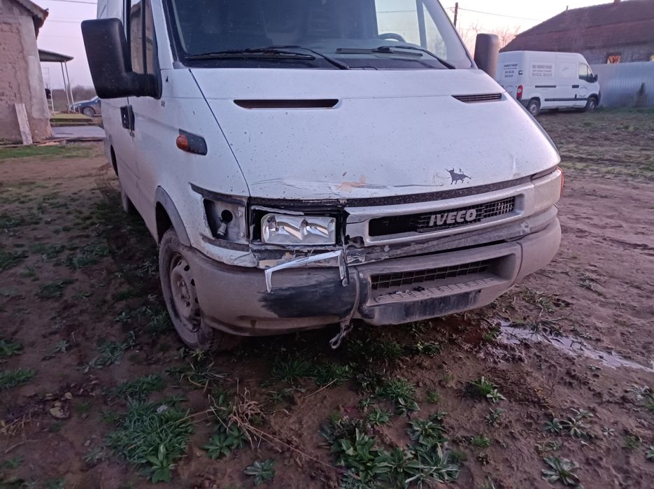Vând iveco ușor avariat