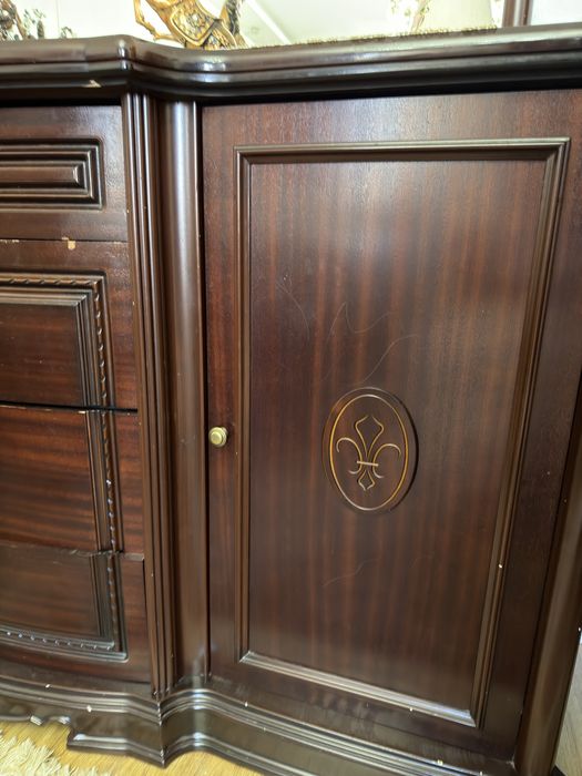 Комод с зеркалом и сервант для зала