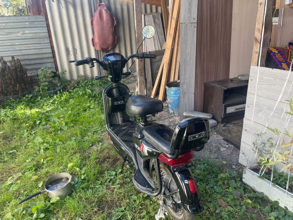 Продам скутер ск8