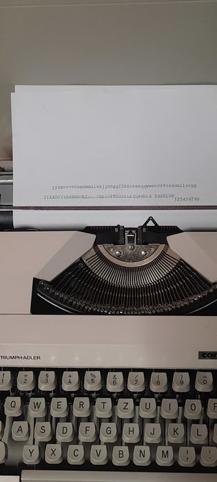 Mașină de scris Contessa de luxe impecabilă