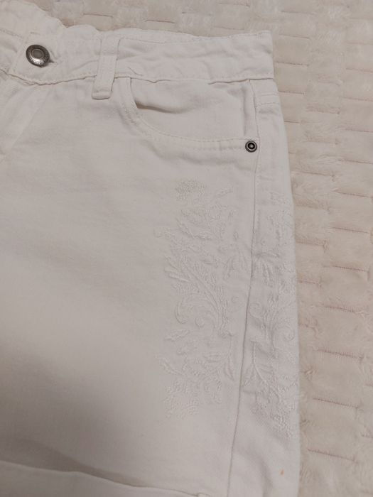 Къси дънкови гащи