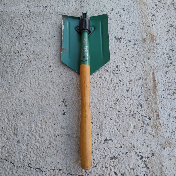 Продавам сгъваема лопатка