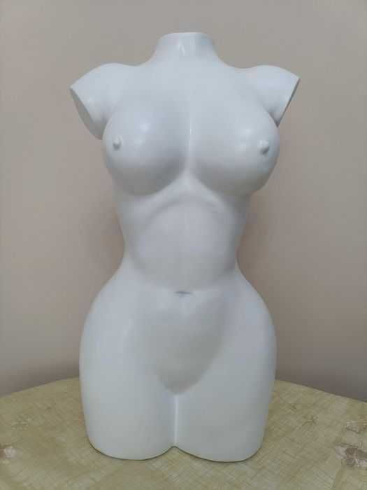 Statueta Nouă mare damă sau bărbați