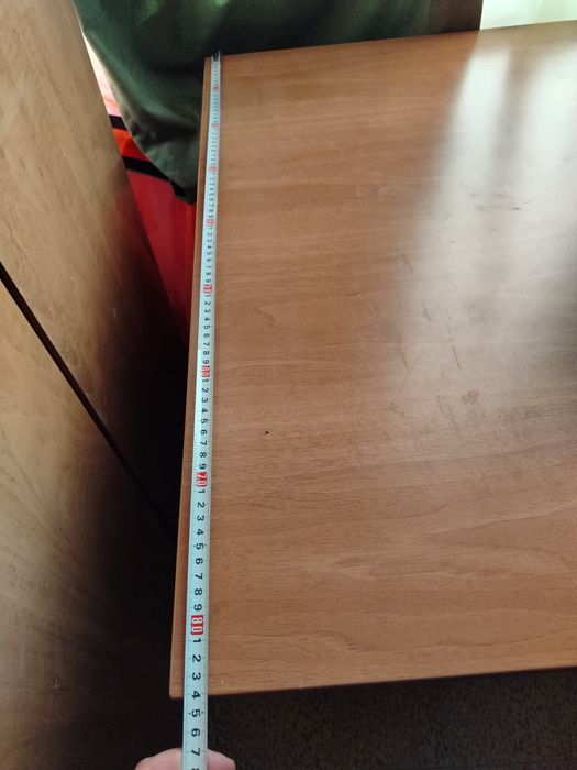 Офисное кресло и стол