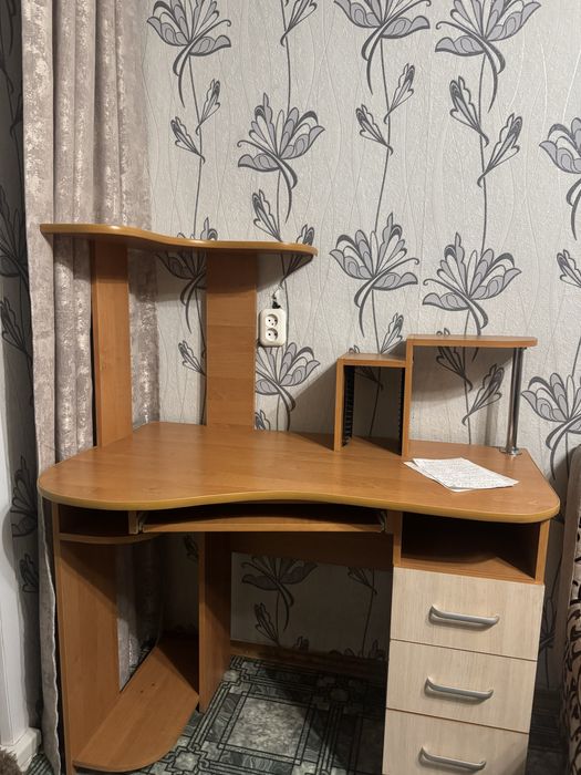 Продам стол компьютерный