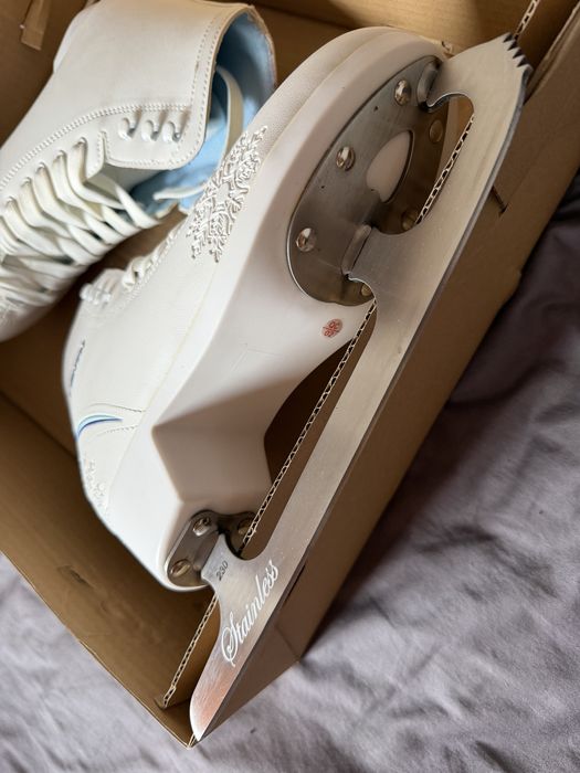 Фигурные коньки новые