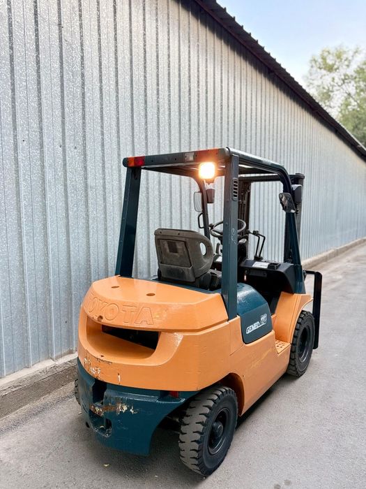 Вилочный погрузчик Toyota 7FG25 (2 тонник)