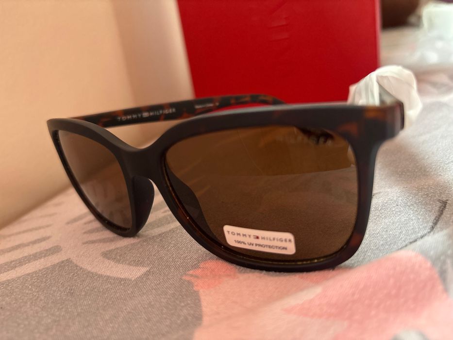 Оригинални чисто нови Tommy Hilfiger слънчеви очила