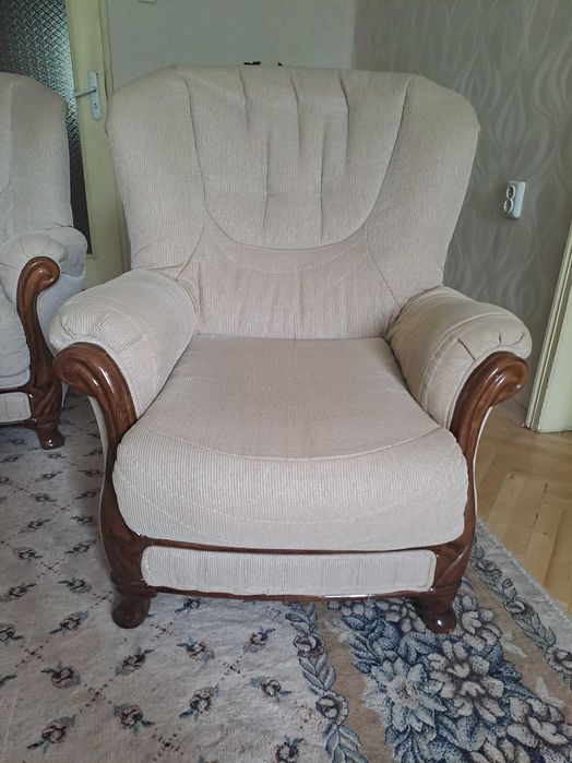 Прекрасни и комфортни фотьойли в бежов цвят и дървени орнаменти