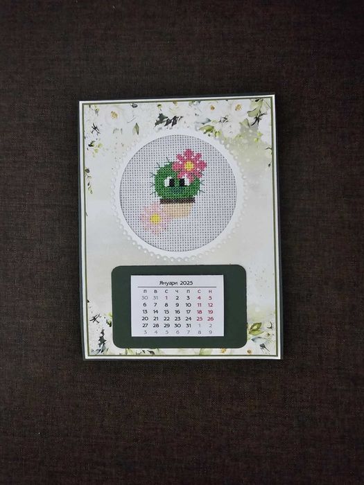 Налични настолни календари с ръчно бродирана шевица