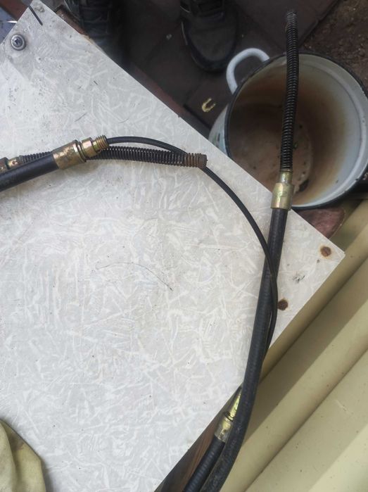 Трос ручного тормоза