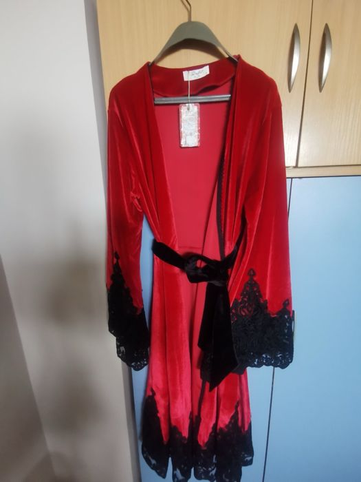 Страхотен луксозен халат от кадифе и дантела