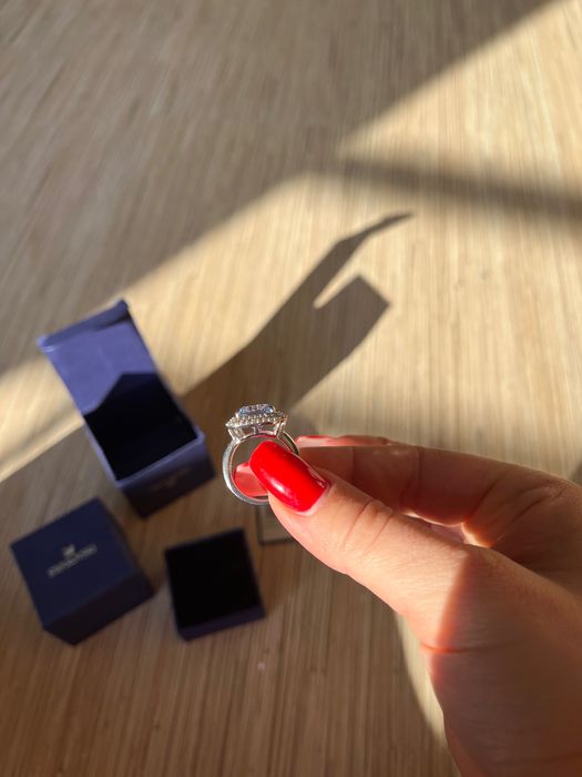 Чисто нов пръстен на Swarovski