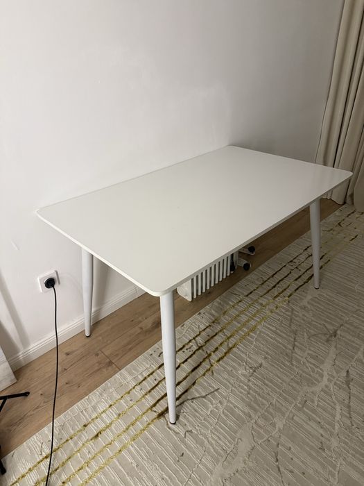 Стол обеденный.