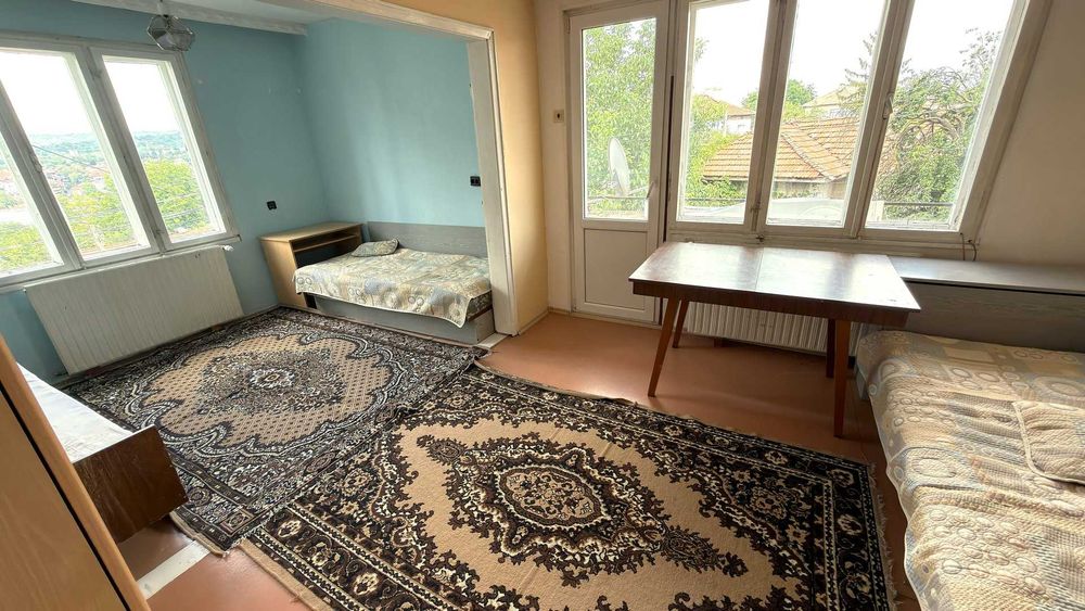 Триетажна тухлена къща с двор и барбекю, 206 кв.м, Разград