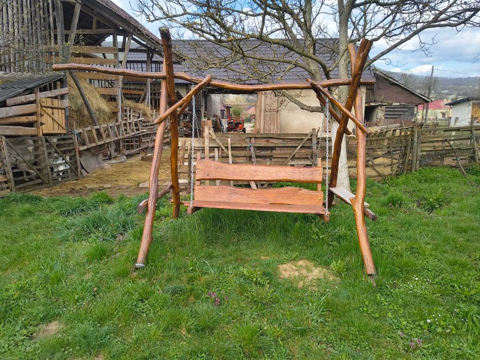 Un balansoar rustic de gradina