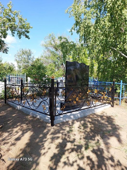Мангал, стол, оградки, цветники.