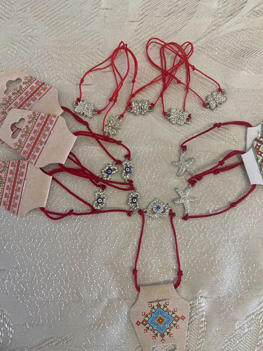 Гривна с червен конец на едро