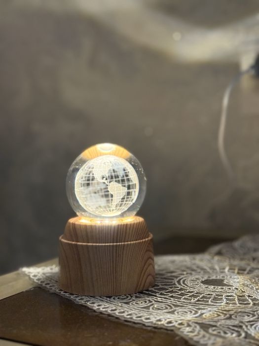 Ер шари тасвирланган 3D гравировка қилинган кристалл шар