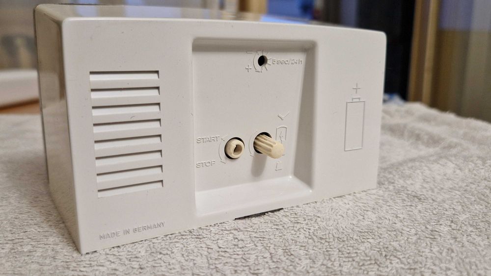 Ceas de masa vintage mecanic-electronic nemțesc