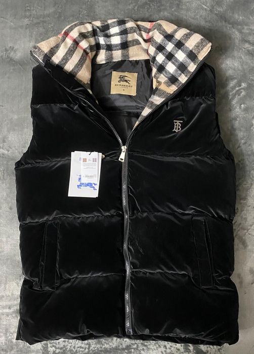Vând vesta noua de bărbați Burberry