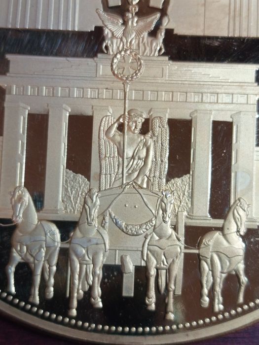 Голям позлатен плакет