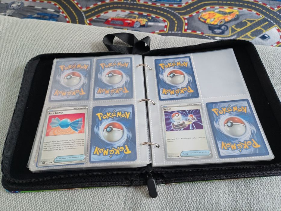 Album cu 137 de cartonașe pokemon