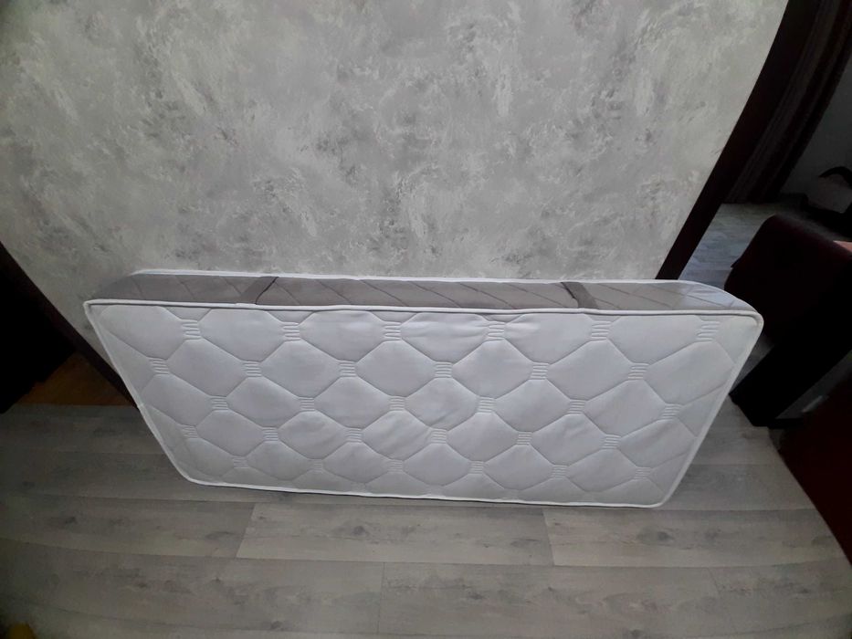 Продам матрас на 1.5 кровать.