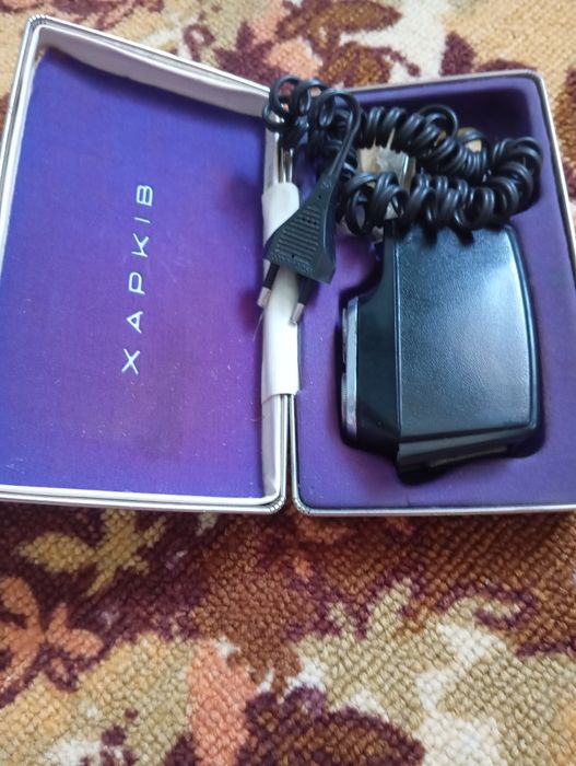 Продается сундук и советская бритва в рабочем состоянии. Солдатский.