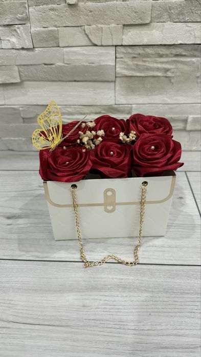 Кутии и букети със сатенени рози