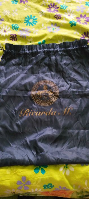 Sac bleumarin cu inchidere snur de la: RICARDA..M. Fara urme de folosi