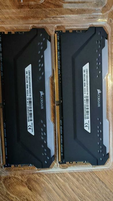 Рам памет CORSAIR Vengeance RGB Pro 16GB (2x8GB) DDR4 4000MHz