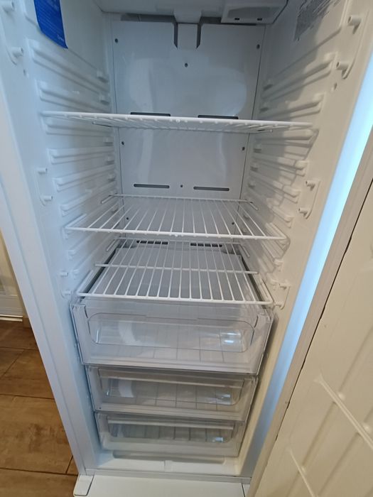 Морозилка indesit .